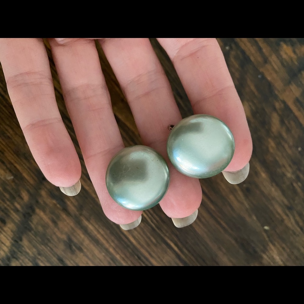 3/$15🥳 vintage screw-back  button earrings